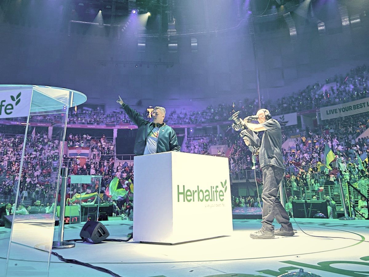 Herbalife — konference v aréně v Polsku, moderátor Ondra Vodný