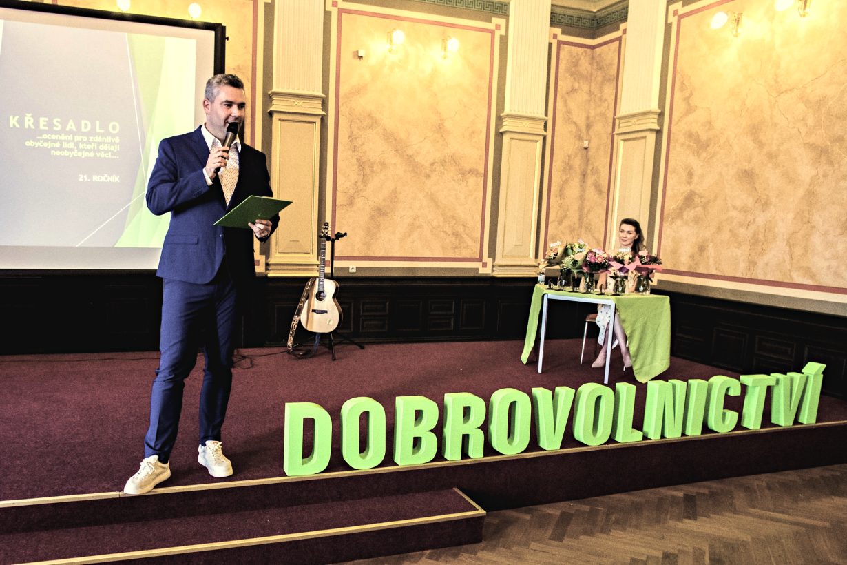 Křesadlo — předávání cen dobrovolníkům, moderátor Ondra Vodný