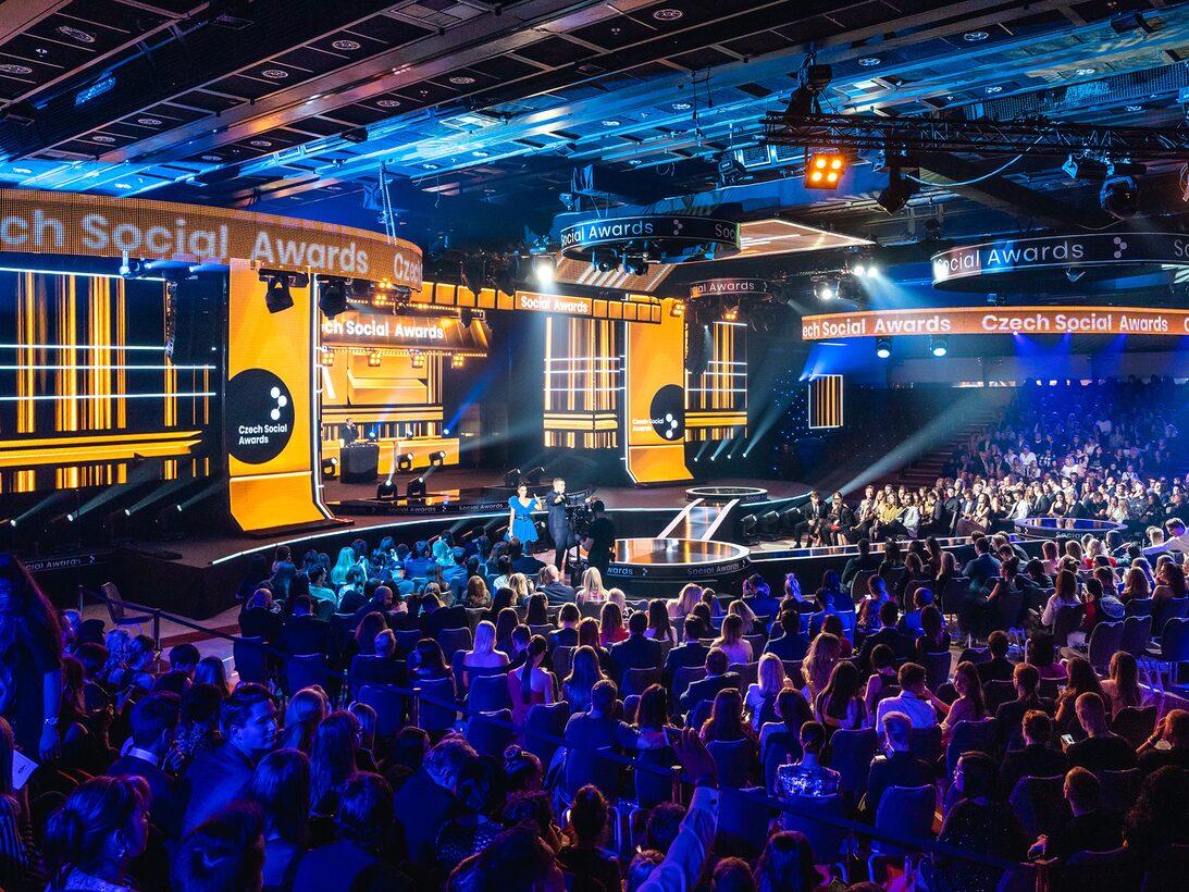 Czech Social Awards — sál a pódium, moderátor Ondra Vodný