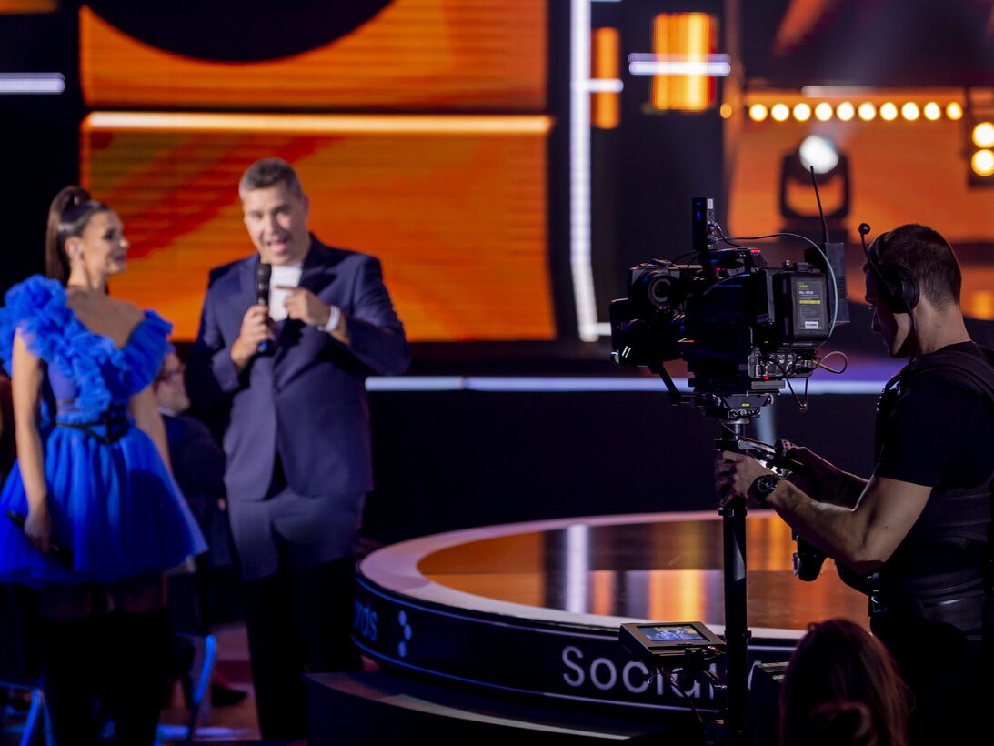 Czech Social Awards — Ondra Vodný moderuje na pódiu